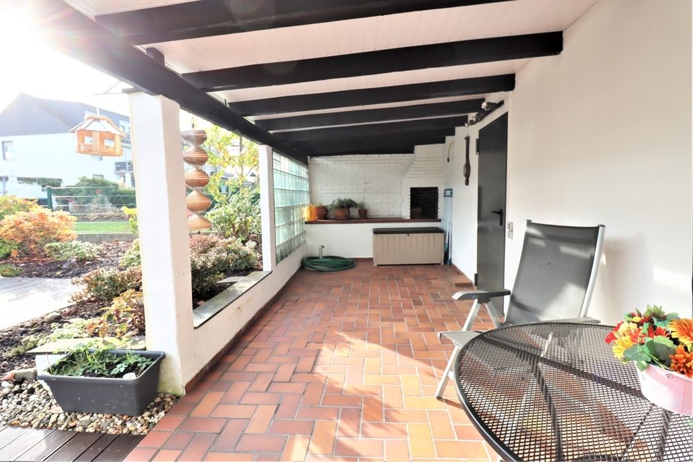 Immobilienangebot - Kaarst / Holzbüttgen - Alle - Holzbüttgen: großzügiges Zweifamilienhaus mit 2 Garagen, Terrasse und großem Garten in ruhiger Lage