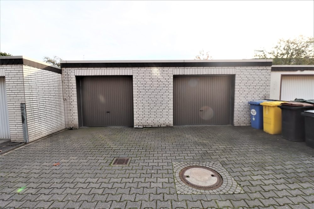 Immobilienangebot - Kaarst / Holzbüttgen - Alle - Holzbüttgen: großzügiges Zweifamilienhaus mit 2 Garagen, Terrasse und großem Garten in ruhiger Lage
