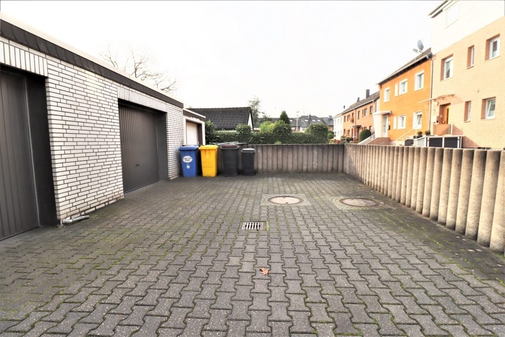 Immobilienangebot - Kaarst / Holzbüttgen - Alle - Holzbüttgen: großzügiges Zweifamilienhaus mit 2 Garagen, Terrasse und großem Garten in ruhiger Lage