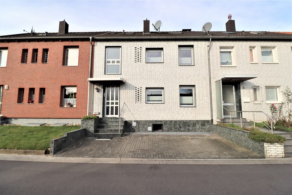 Immobilienangebot - Kaarst / Holzbüttgen - Alle - Holzbüttgen: großzügiges Zweifamilienhaus mit 2 Garagen, Terrasse und großem Garten in ruhiger Lage