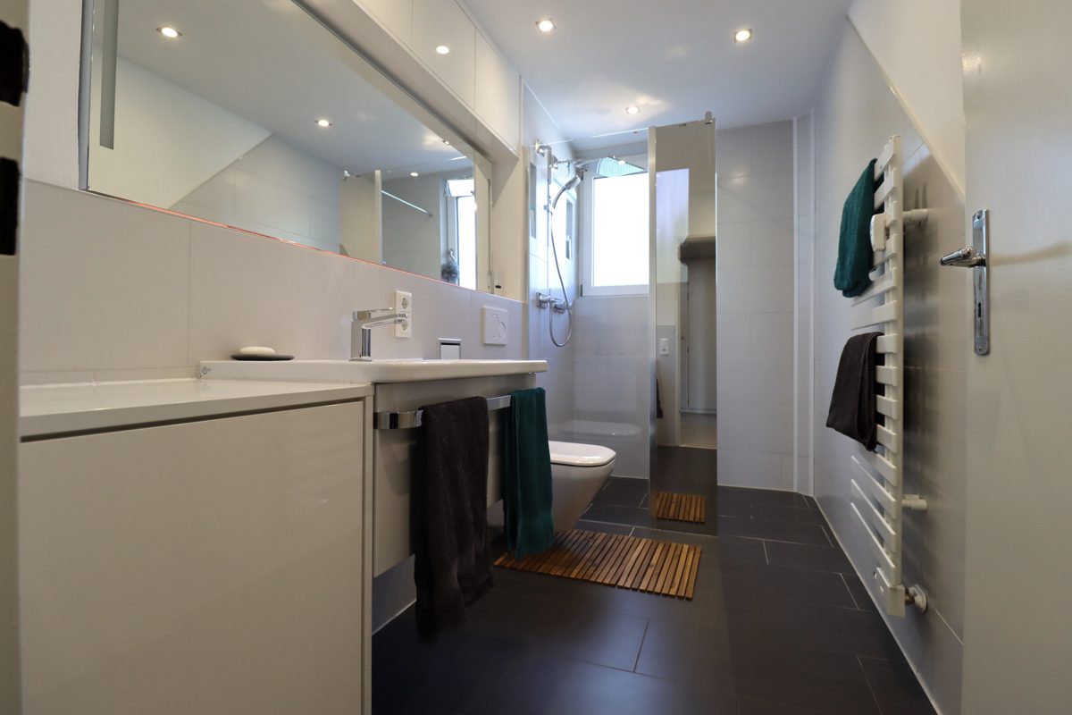 Immobilienangebot - Düsseldorf - Alle - Itter: geräumige 3-Zimmerwohnung im 2.OG mit Sonnenbalkon und Garage