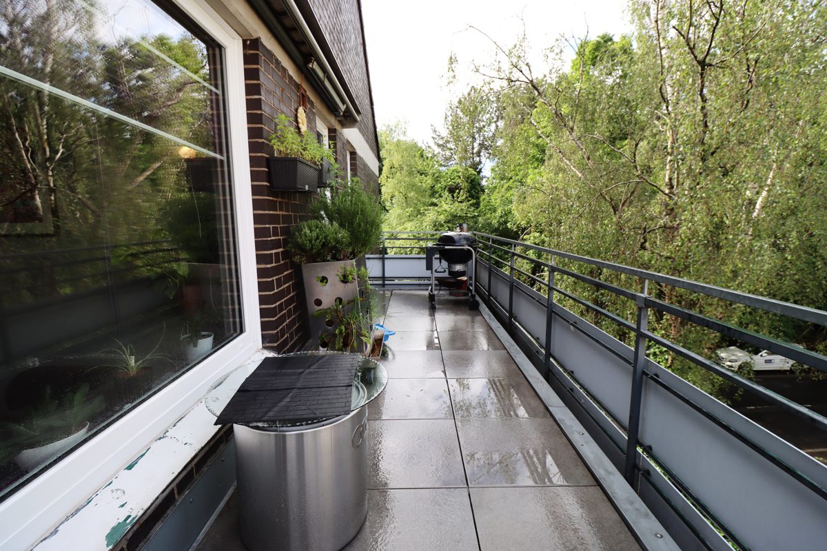 Immobilienangebot - Düsseldorf - Alle - Itter: geräumige 3-Zimmerwohnung im 2.OG mit Sonnenbalkon und Garage