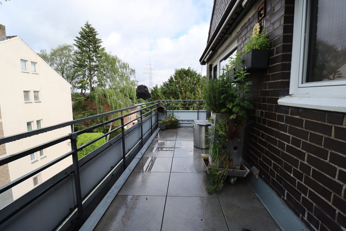 Immobilienangebot - Düsseldorf - Alle - Itter: geräumige 3-Zimmerwohnung im 2.OG mit Sonnenbalkon und Garage