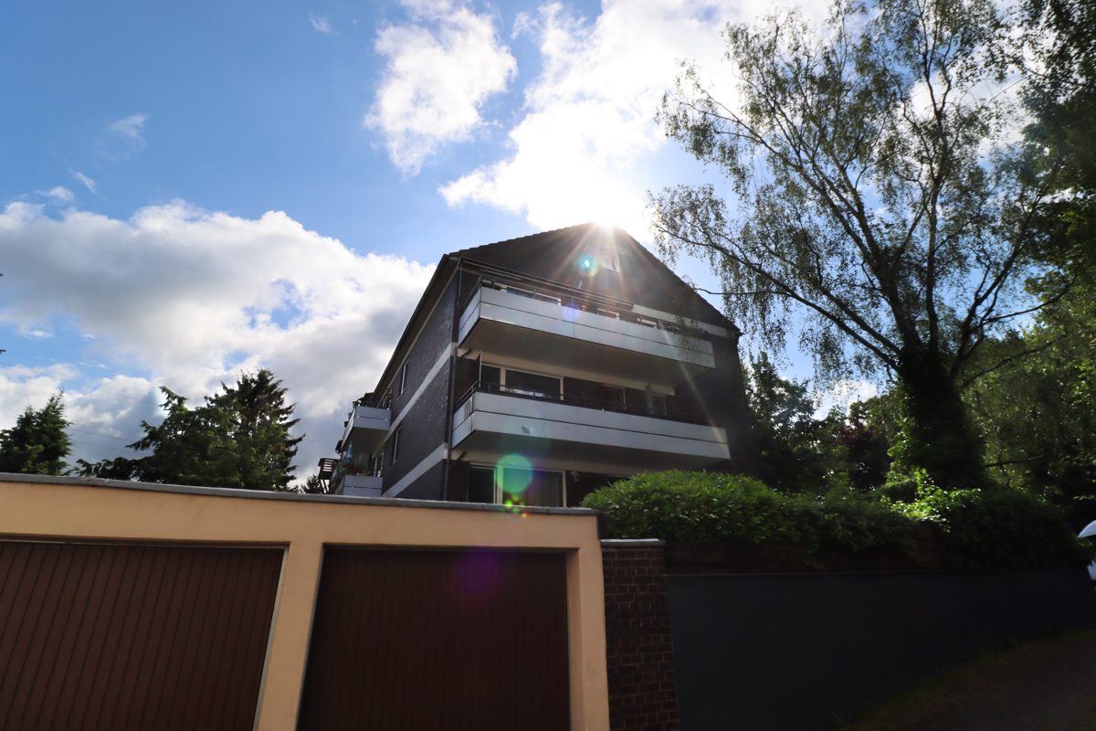 Immobilienangebot - Düsseldorf - Alle - Itter: geräumige 3-Zimmerwohnung im 2.OG mit Sonnenbalkon und Garage
