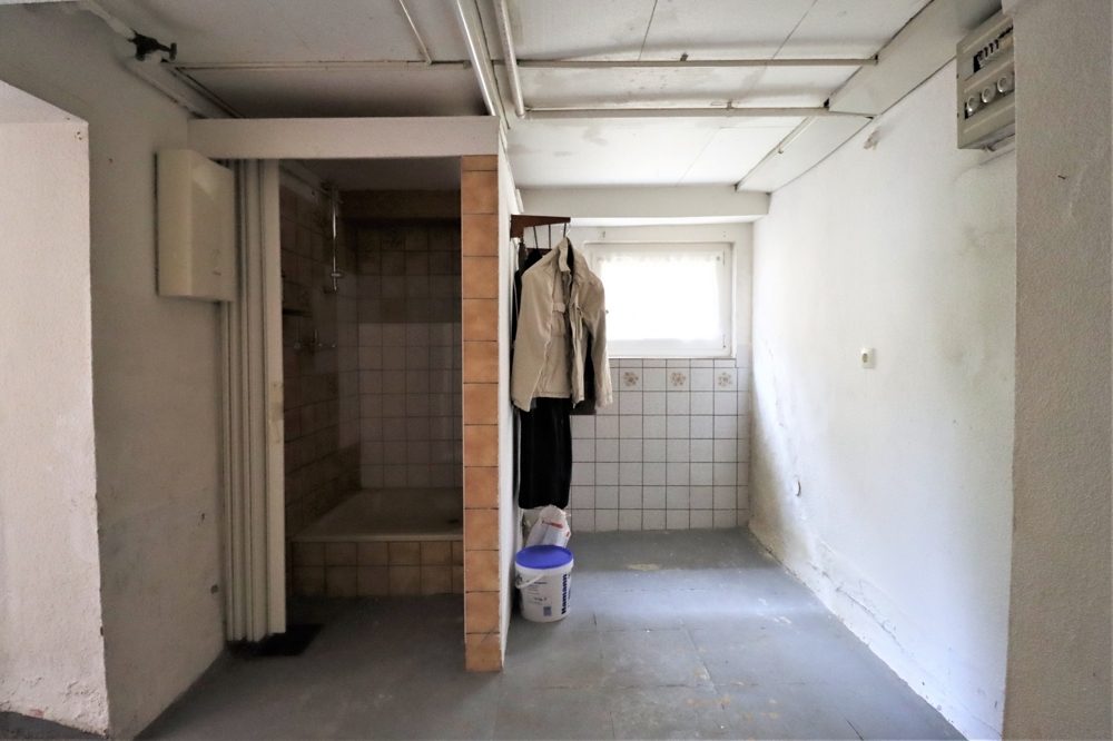 Immobilienangebot - Düsseldorf / Eller - Alle - Eller: großzügig geschnittene Doppelhaushälfte mit großem Garten und Garage in ruhiger Lage