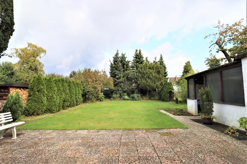 Immobilienangebot - Düsseldorf / Eller - Alle - Eller: großzügig geschnittene Doppelhaushälfte mit großem Garten und Garage in ruhiger Lage