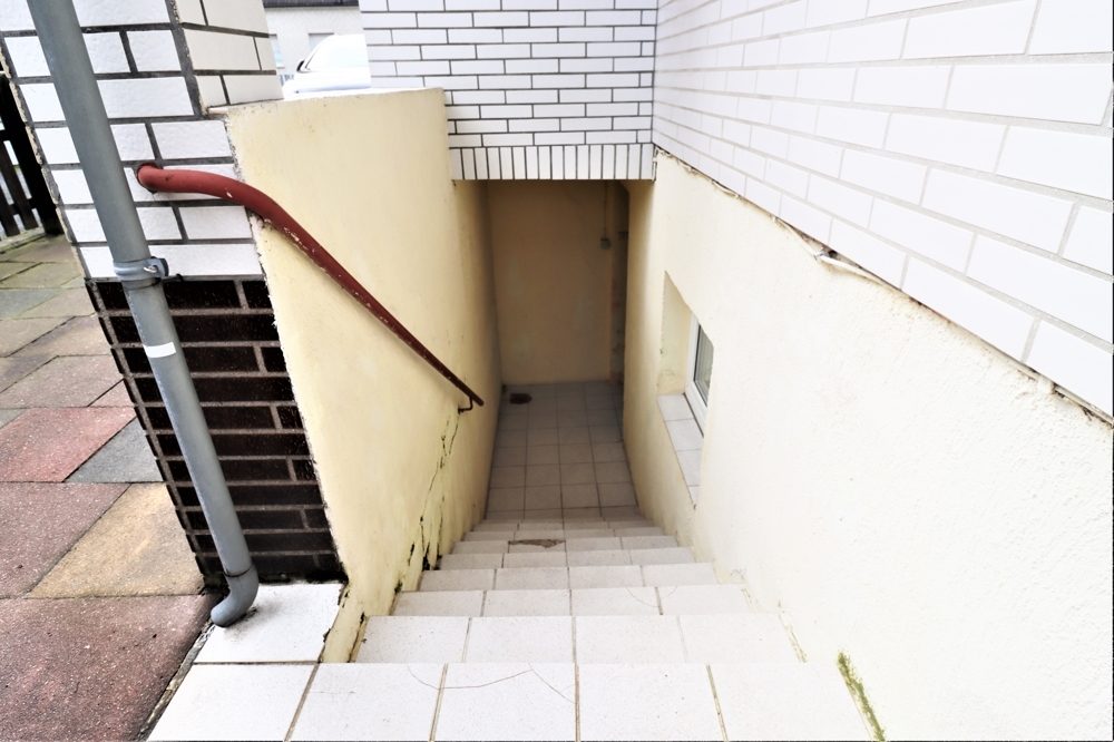 Immobilienangebot - Düsseldorf / Eller - Alle - Eller: großzügig geschnittene Doppelhaushälfte mit großem Garten und Garage in ruhiger Lage