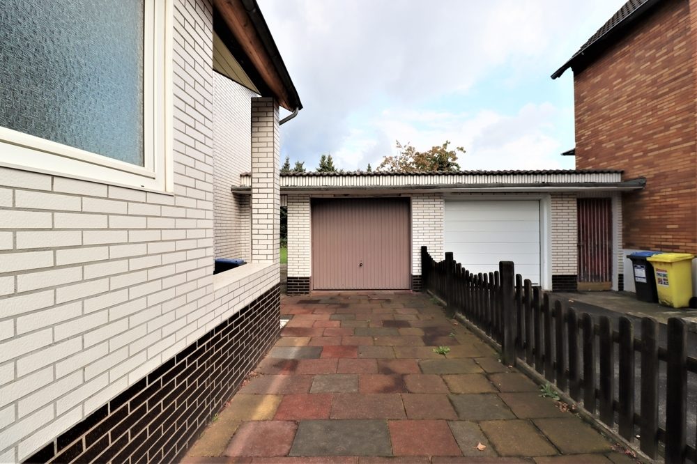 Immobilienangebot - Düsseldorf / Eller - Alle - Eller: großzügig geschnittene Doppelhaushälfte mit großem Garten und Garage in ruhiger Lage