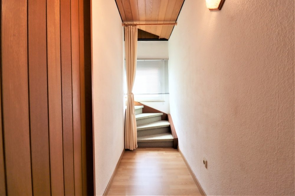 Immobilienangebot - Düsseldorf / Eller - Alle - Eller: großzügig geschnittene Doppelhaushälfte mit großem Garten und Garage in ruhiger Lage