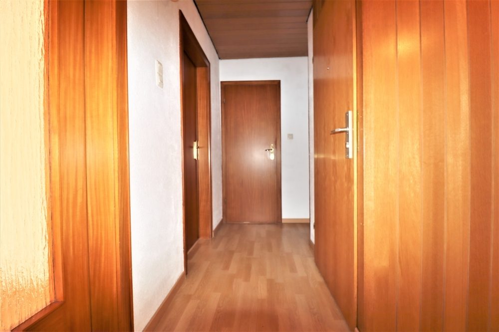 Immobilienangebot - Düsseldorf / Eller - Alle - Eller: großzügig geschnittene Doppelhaushälfte mit großem Garten und Garage in ruhiger Lage