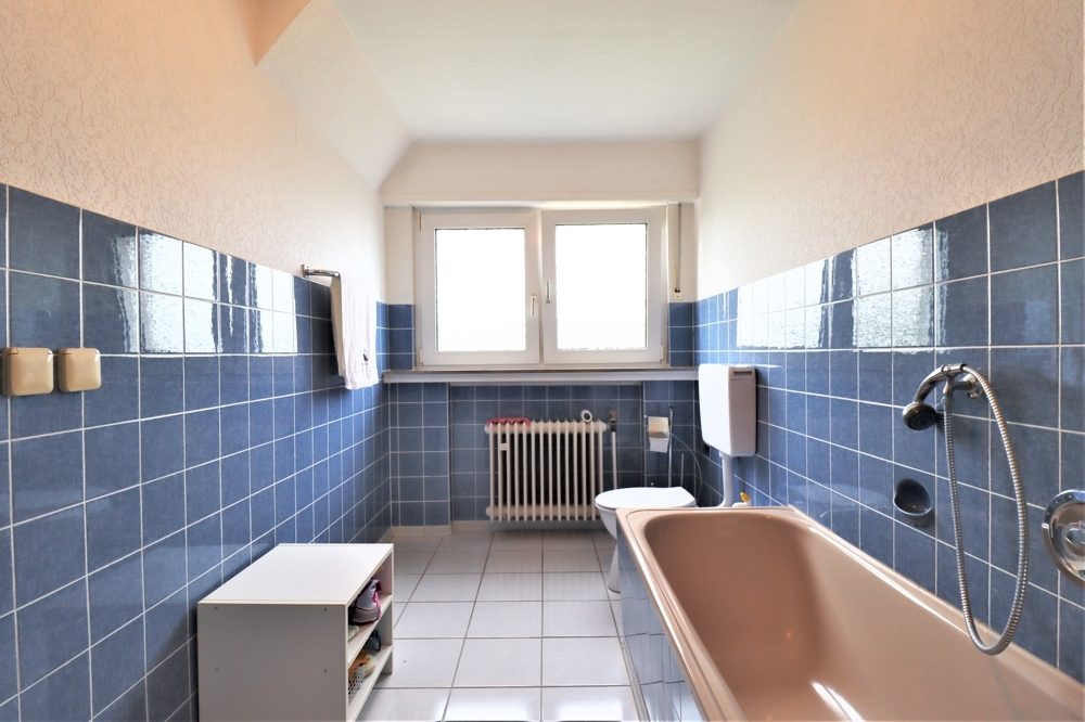 Immobilienangebot - Düsseldorf / Eller - Alle - Eller: großzügig geschnittene Doppelhaushälfte mit großem Garten und Garage in ruhiger Lage