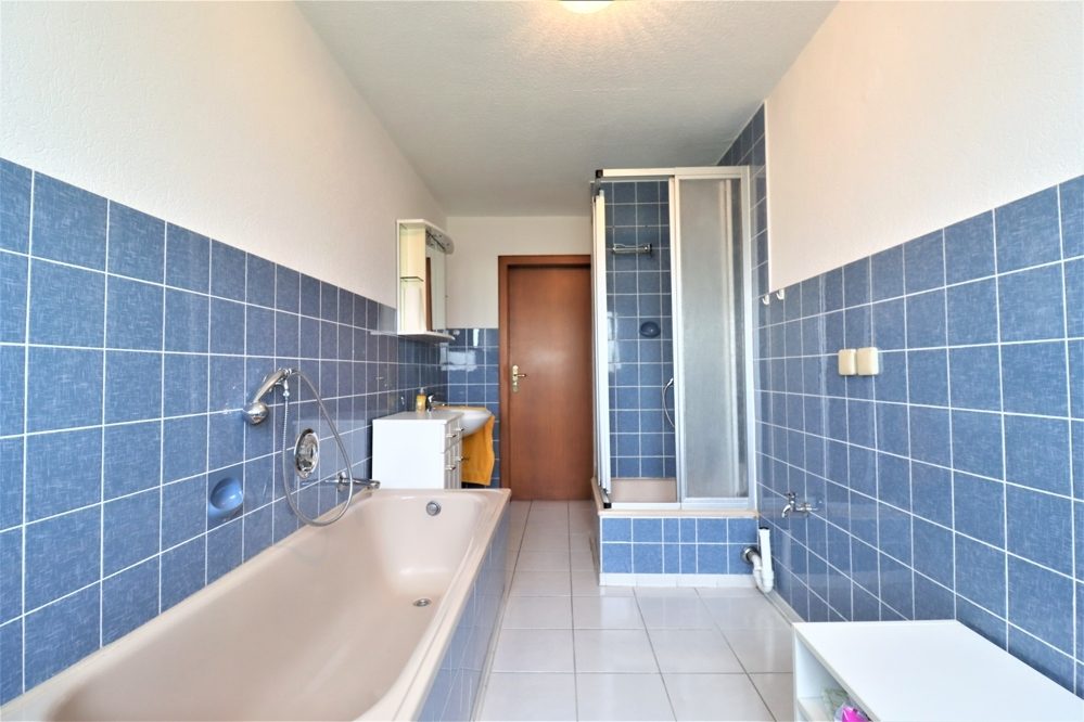 Immobilienangebot - Düsseldorf / Eller - Alle - Eller: großzügig geschnittene Doppelhaushälfte mit großem Garten und Garage in ruhiger Lage