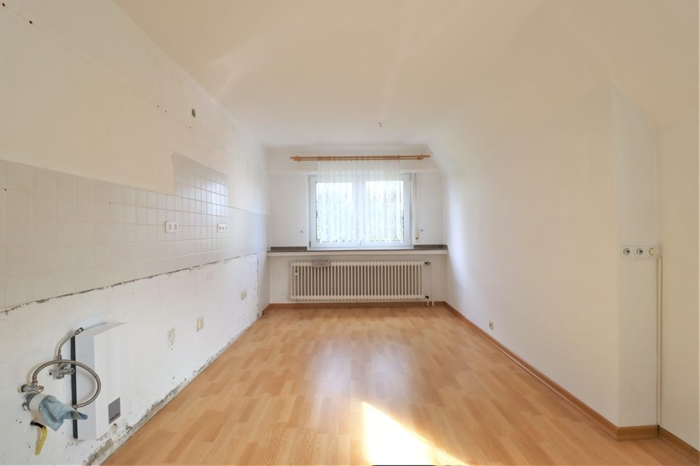 Immobilienangebot - Düsseldorf / Eller - Alle - Eller: großzügig geschnittene Doppelhaushälfte mit großem Garten und Garage in ruhiger Lage