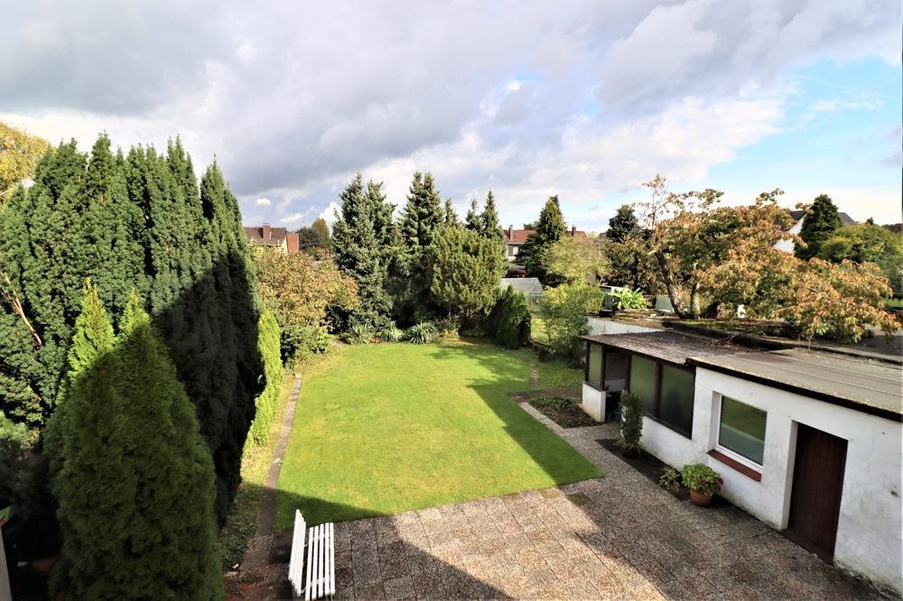 Immobilienangebot - Düsseldorf / Eller - Alle - Eller: großzügig geschnittene Doppelhaushälfte mit großem Garten und Garage in ruhiger Lage