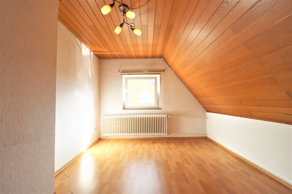 Immobilienangebot - Düsseldorf / Eller - Alle - Eller: großzügig geschnittene Doppelhaushälfte mit großem Garten und Garage in ruhiger Lage