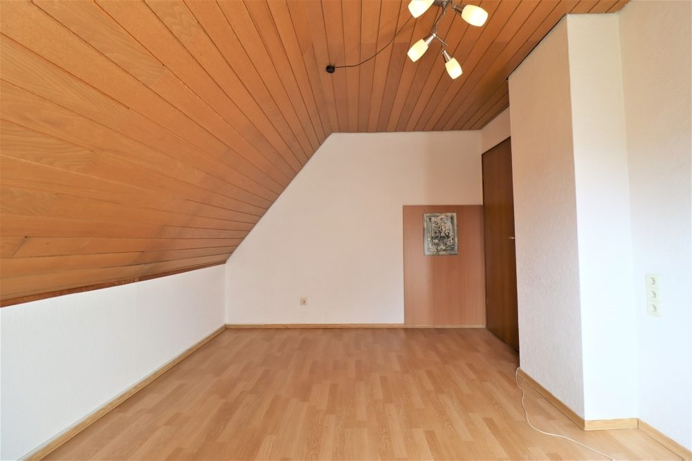Immobilienangebot - Düsseldorf / Eller - Alle - Eller: großzügig geschnittene Doppelhaushälfte mit großem Garten und Garage in ruhiger Lage