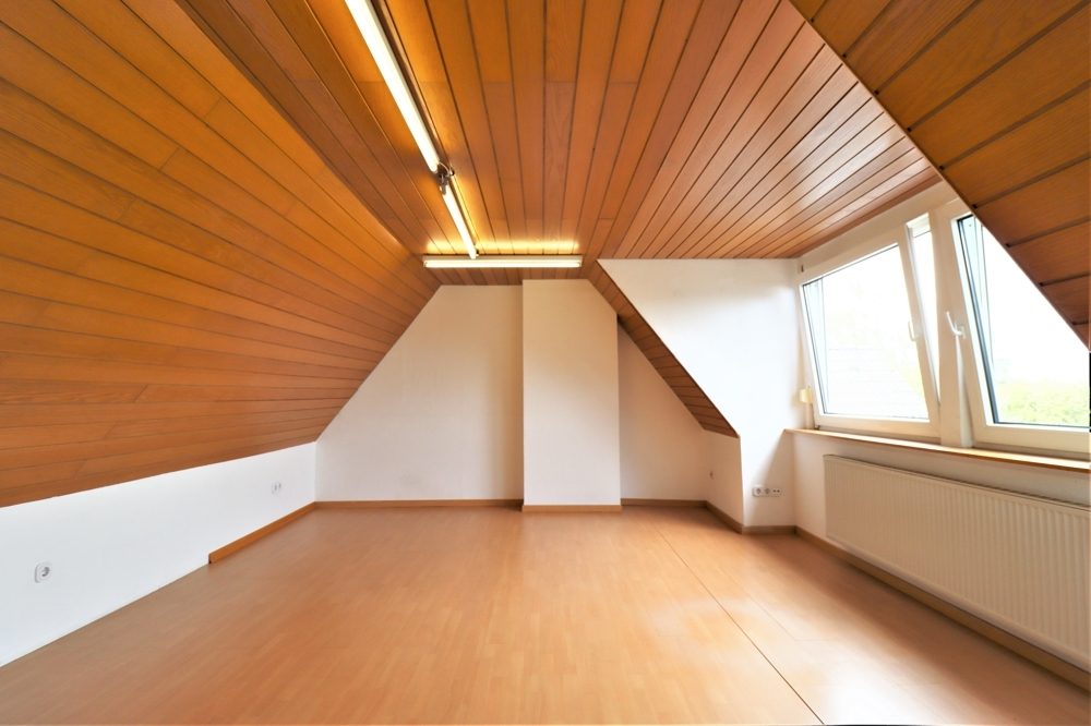 Immobilienangebot - Düsseldorf / Eller - Alle - Eller: großzügig geschnittene Doppelhaushälfte mit großem Garten und Garage in ruhiger Lage