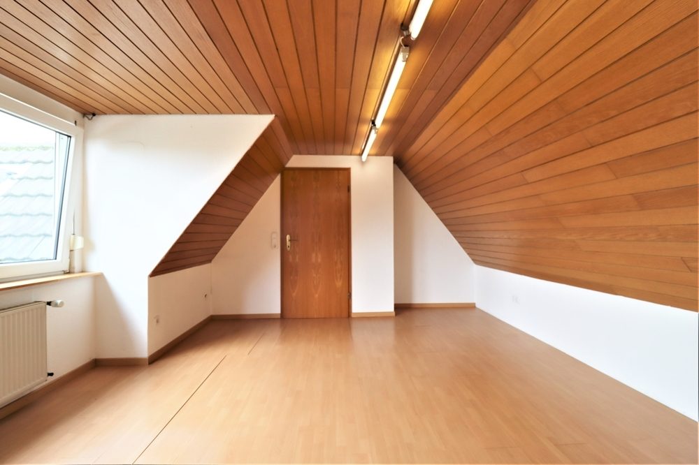 Immobilienangebot - Düsseldorf / Eller - Alle - Eller: großzügig geschnittene Doppelhaushälfte mit großem Garten und Garage in ruhiger Lage