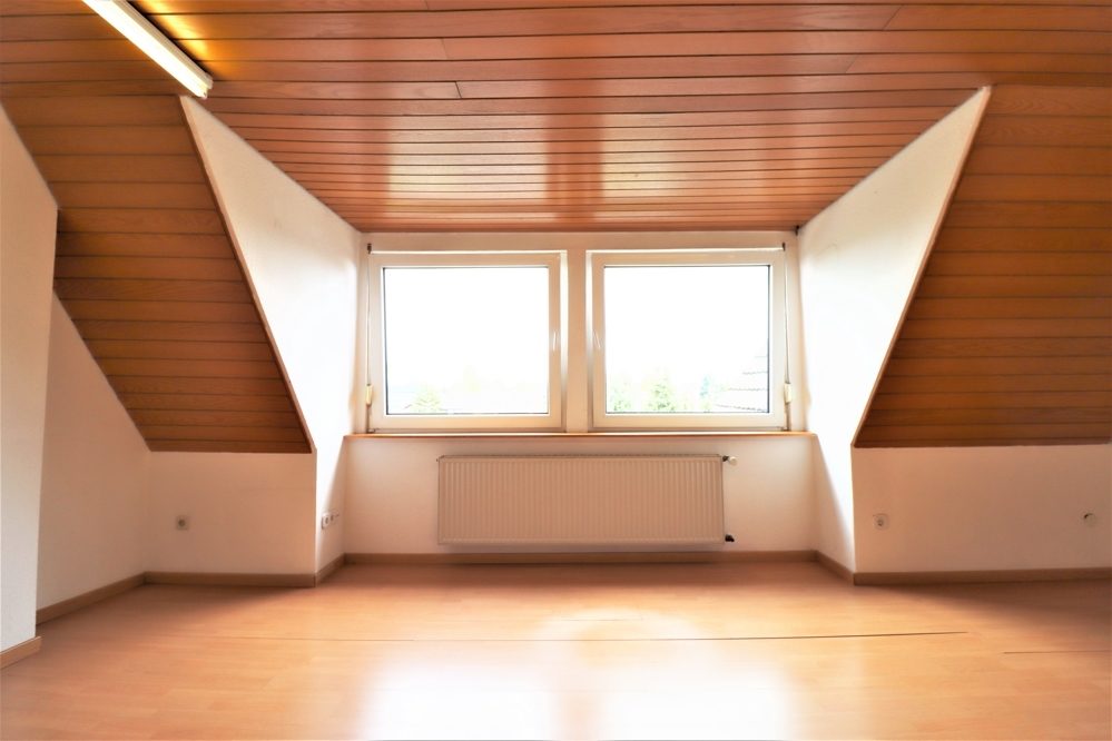 Immobilienangebot - Düsseldorf / Eller - Alle - Eller: großzügig geschnittene Doppelhaushälfte mit großem Garten und Garage in ruhiger Lage