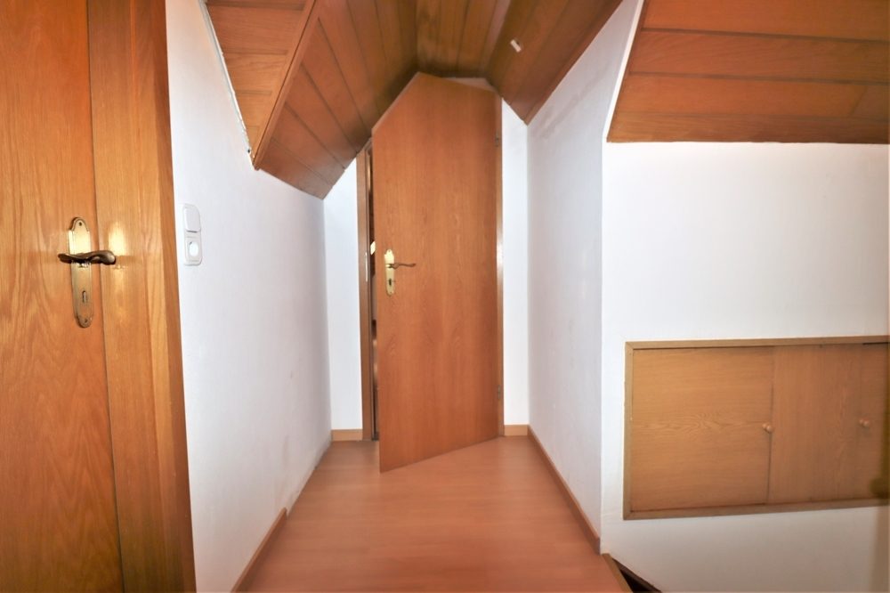 Immobilienangebot - Düsseldorf / Eller - Alle - Eller: großzügig geschnittene Doppelhaushälfte mit großem Garten und Garage in ruhiger Lage