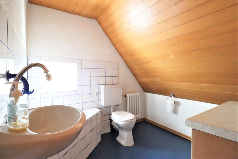 Immobilienangebot - Düsseldorf / Eller - Alle - Eller: großzügig geschnittene Doppelhaushälfte mit großem Garten und Garage in ruhiger Lage