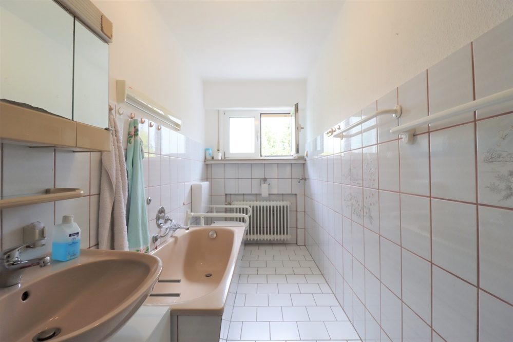 Immobilienangebot - Düsseldorf / Eller - Alle - Eller: großzügig geschnittene Doppelhaushälfte mit großem Garten und Garage in ruhiger Lage