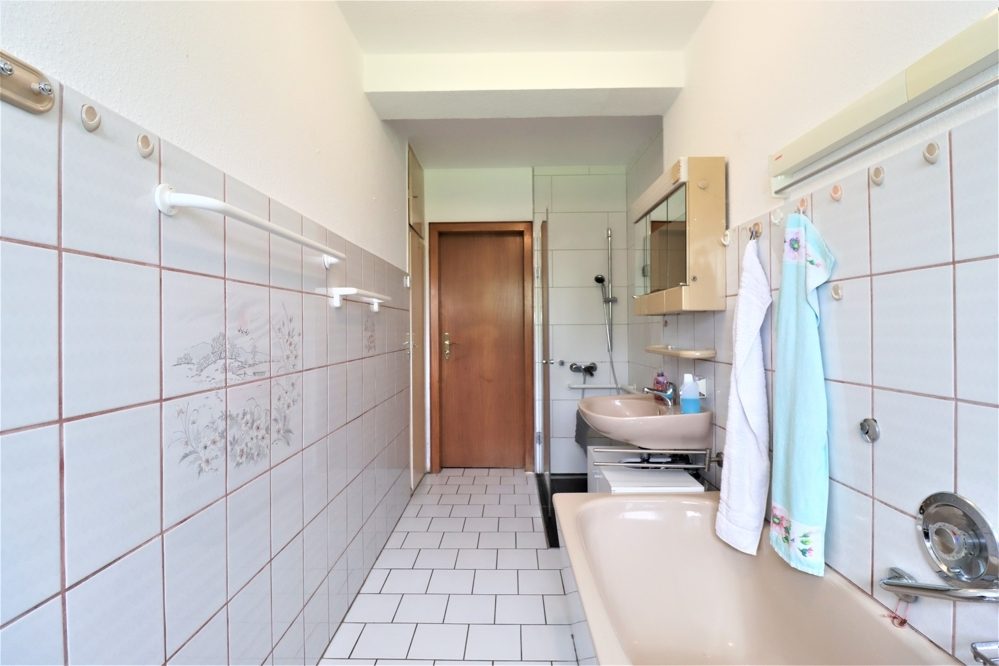 Immobilienangebot - Düsseldorf / Eller - Alle - Eller: großzügig geschnittene Doppelhaushälfte mit großem Garten und Garage in ruhiger Lage