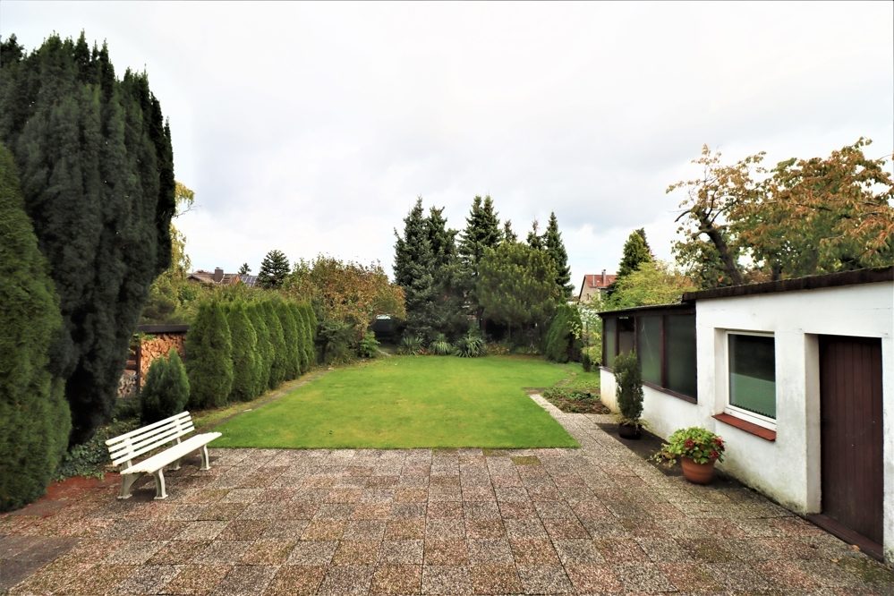 Immobilienangebot - Düsseldorf / Eller - Alle - Eller: großzügig geschnittene Doppelhaushälfte mit großem Garten und Garage in ruhiger Lage