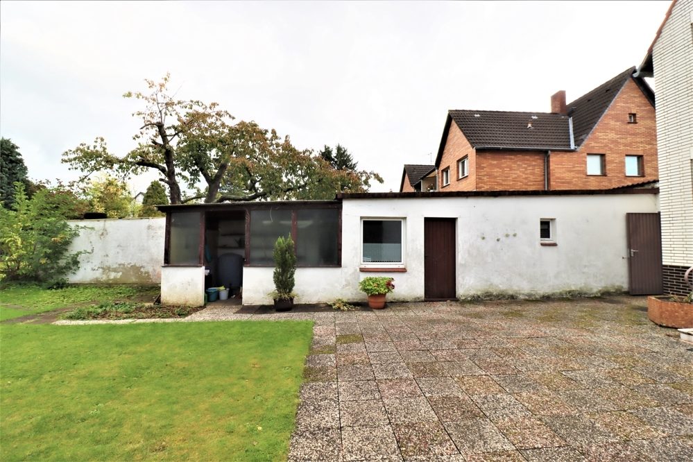 Immobilienangebot - Düsseldorf / Eller - Alle - Eller: großzügig geschnittene Doppelhaushälfte mit großem Garten und Garage in ruhiger Lage