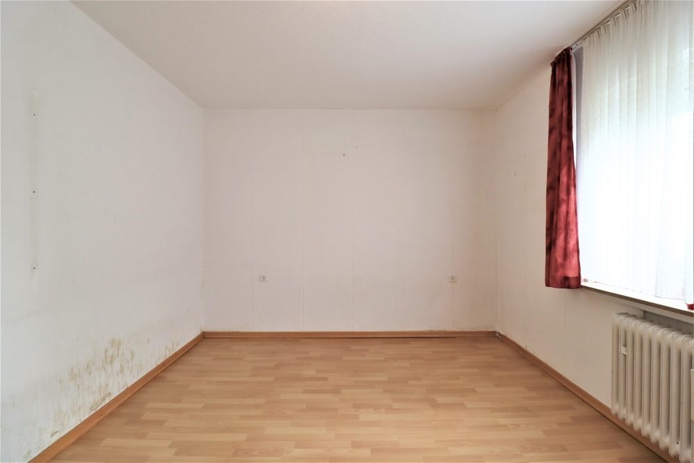 Immobilienangebot - Düsseldorf / Eller - Alle - Eller: großzügig geschnittene Doppelhaushälfte mit großem Garten und Garage in ruhiger Lage