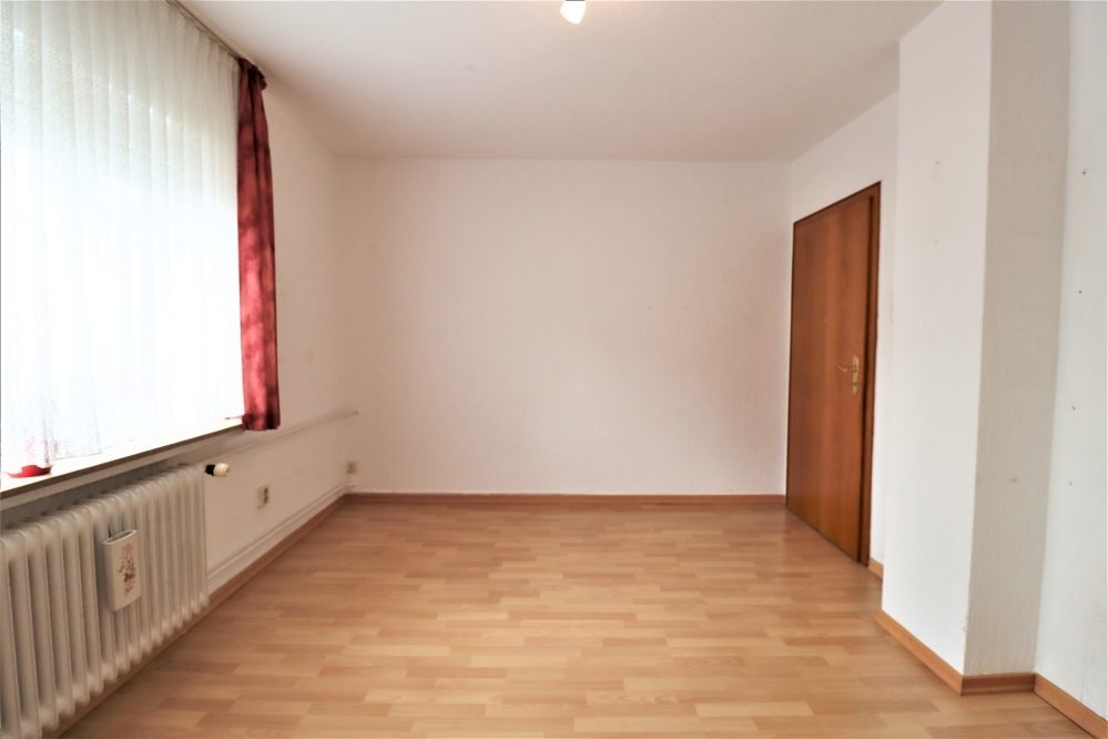 Immobilienangebot - Düsseldorf / Eller - Alle - Eller: großzügig geschnittene Doppelhaushälfte mit großem Garten und Garage in ruhiger Lage