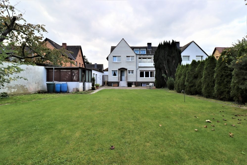 Immobilienangebot - Düsseldorf / Eller - Alle - Eller: großzügig geschnittene Doppelhaushälfte mit großem Garten und Garage in ruhiger Lage