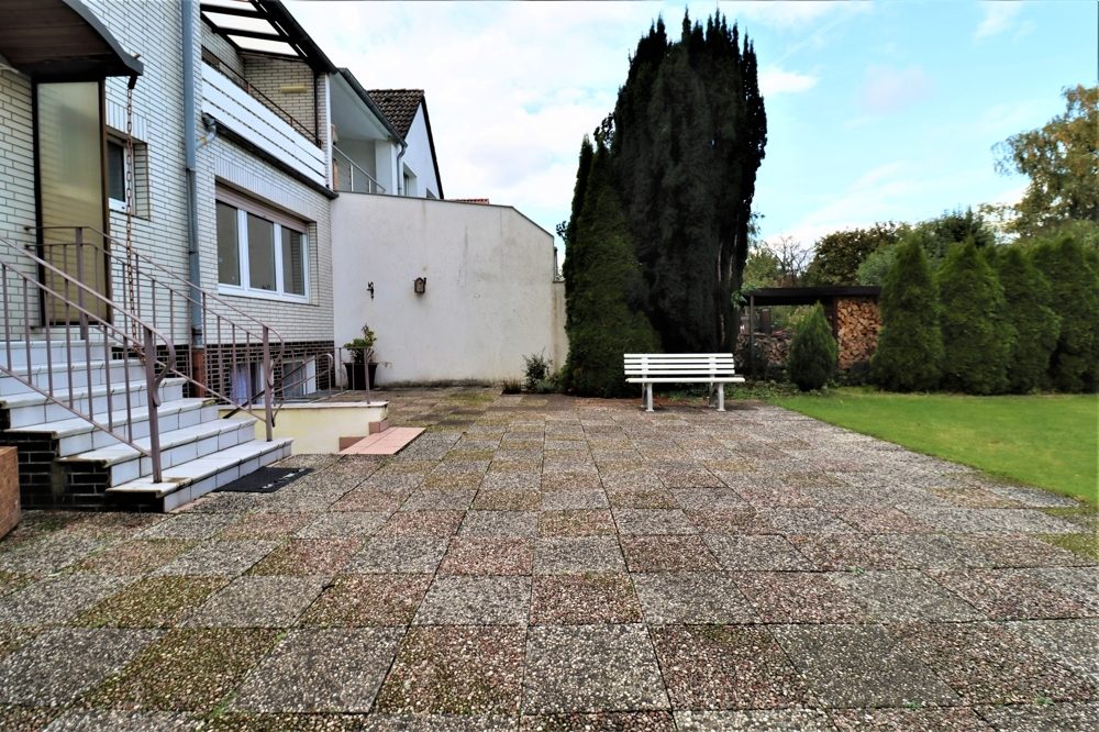 Immobilienangebot - Düsseldorf / Eller - Alle - Eller: großzügig geschnittene Doppelhaushälfte mit großem Garten und Garage in ruhiger Lage