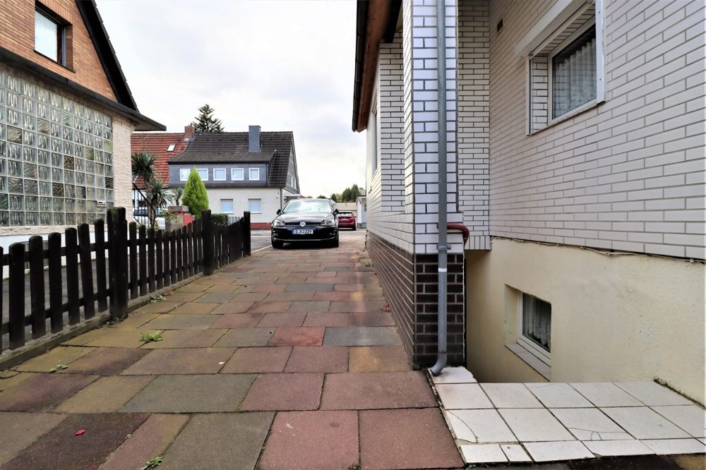 Immobilienangebot - Düsseldorf / Eller - Alle - Eller: großzügig geschnittene Doppelhaushälfte mit großem Garten und Garage in ruhiger Lage