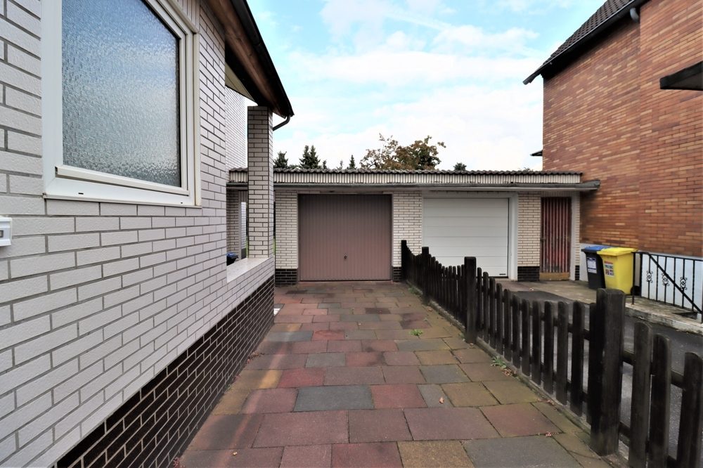 Immobilienangebot - Düsseldorf / Eller - Alle - Eller: großzügig geschnittene Doppelhaushälfte mit großem Garten und Garage in ruhiger Lage