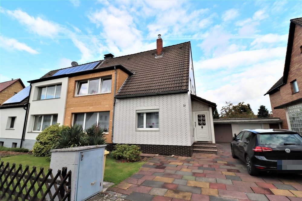 Immobilienangebot - Düsseldorf / Eller - Alle - Eller: großzügig geschnittene Doppelhaushälfte mit großem Garten und Garage in ruhiger Lage