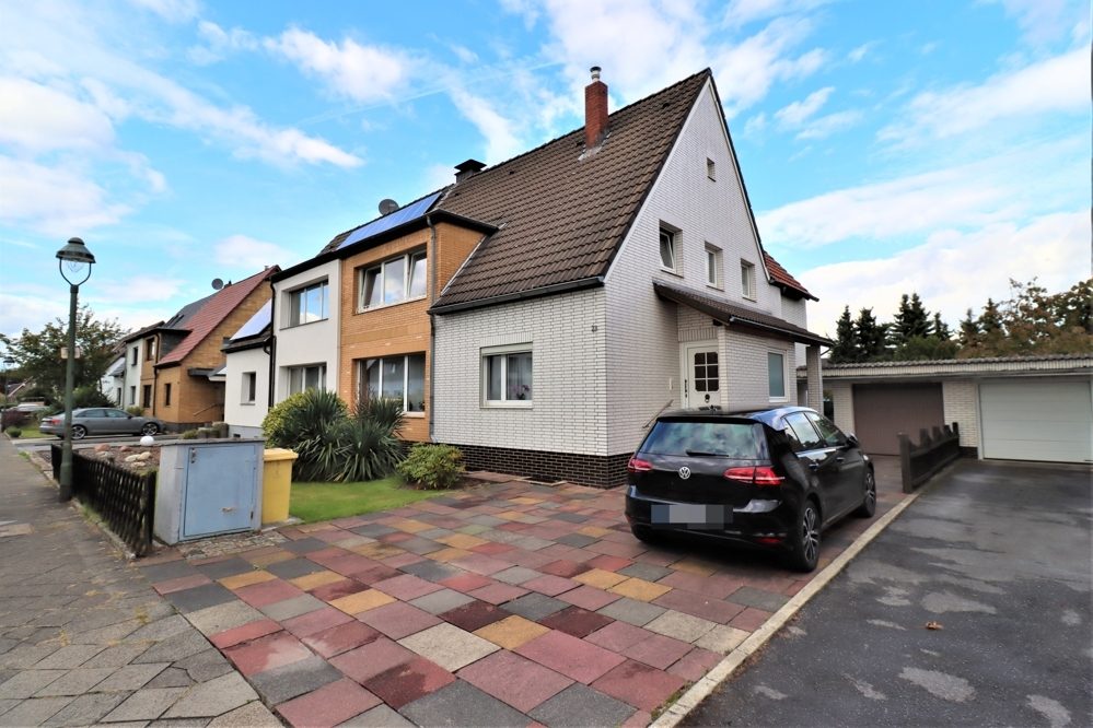 Immobilienangebot - Düsseldorf / Eller - Alle - Eller: großzügig geschnittene Doppelhaushälfte mit großem Garten und Garage in ruhiger Lage