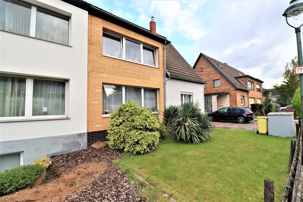 Immobilienangebot - Düsseldorf / Eller - Alle - Eller: großzügig geschnittene Doppelhaushälfte mit großem Garten und Garage in ruhiger Lage