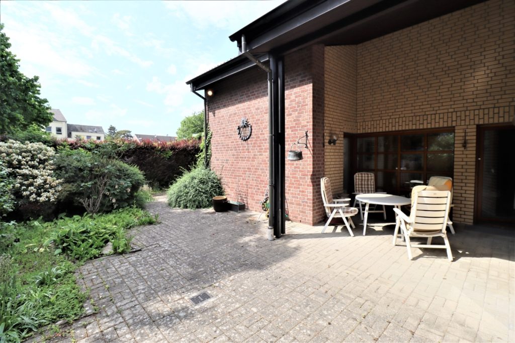 Immobilienangebot - Mönchengladbach / Hardt - Alle - Hardt: Attraktives Architektenhaus mit über 5m Raumhöhe, Terrasse, Garten, Garage & Stellplatz