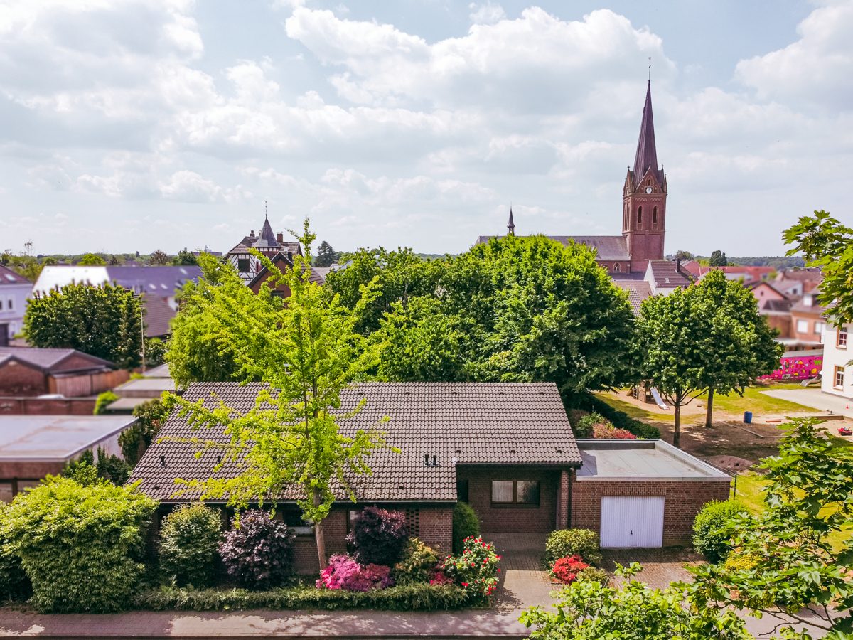 Immobilienangebot - Mönchengladbach / Hardt - Alle - Hardt: Attraktives Architektenhaus mit über 5m Raumhöhe, Terrasse, Garten, Garage & Stellplatz