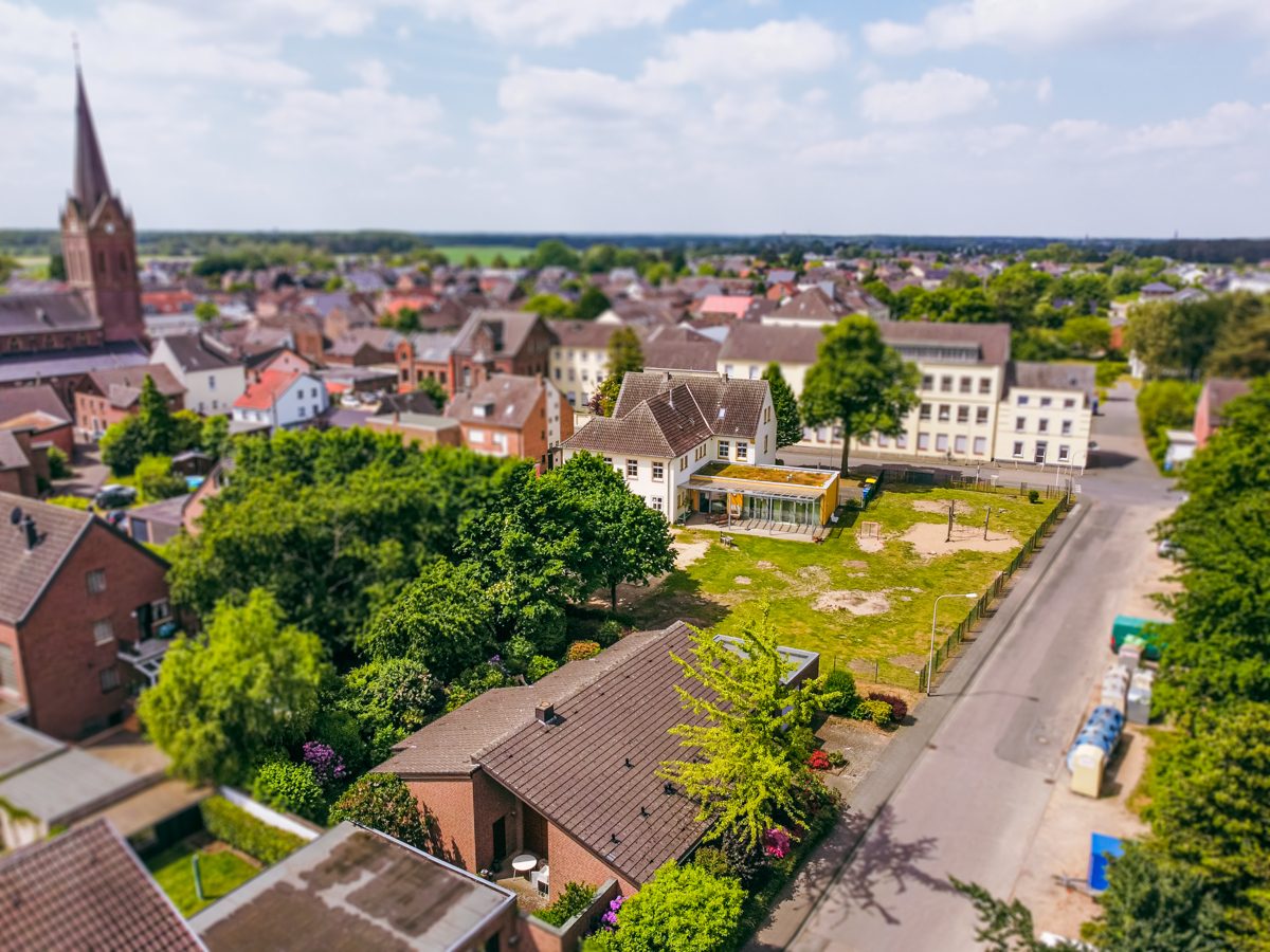 Immobilienangebot - Mönchengladbach / Hardt - Alle - Hardt: Attraktives Architektenhaus mit über 5m Raumhöhe, Terrasse, Garten, Garage & Stellplatz