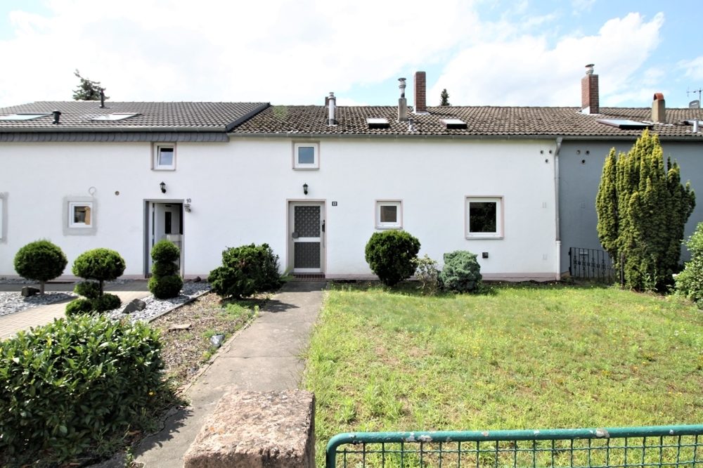 Immobilienangebot - Düsseldorf / Unterrath - Alle - Unterrath: sanierungsbedürftiges Zweifamilien-Reihenhaus mit viel Potenzial auf ca. 283m² Grundstück
