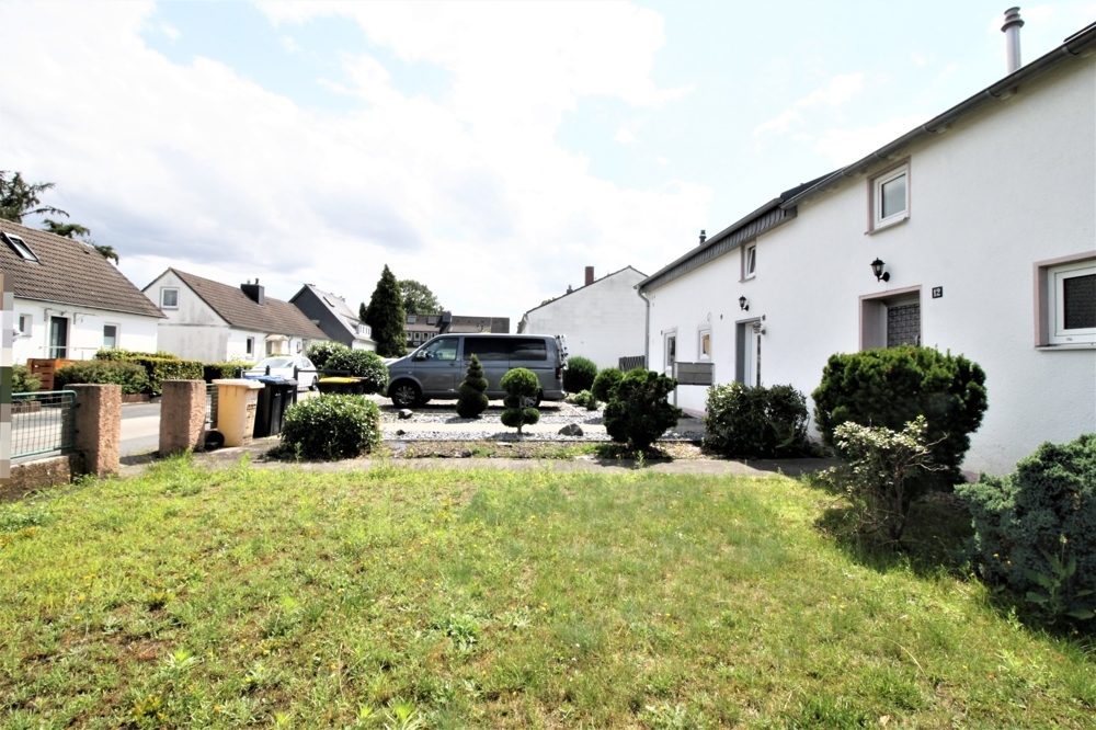 Immobilienangebot - Düsseldorf / Unterrath - Alle - Unterrath: sanierungsbedürftiges Zweifamilien-Reihenhaus mit viel Potenzial auf ca. 283m² Grundstück