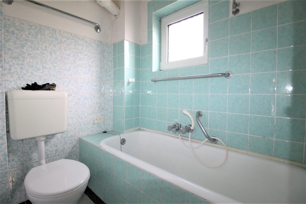 Immobilienangebot - Düsseldorf / Unterrath - Alle - Unterrath: sanierungsbedürftiges Zweifamilien-Reihenhaus mit viel Potenzial auf ca. 283m² Grundstück