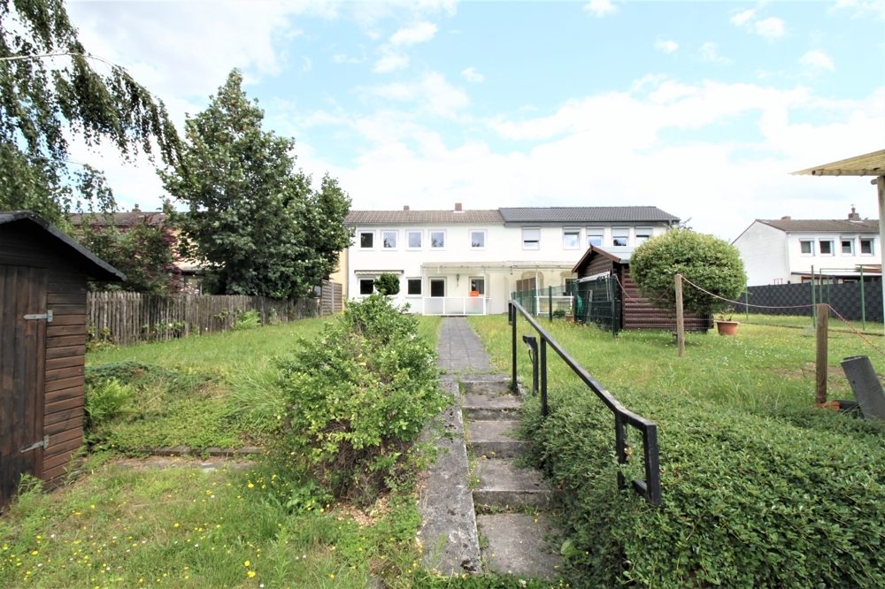 Immobilienangebot - Düsseldorf / Unterrath - Alle - Unterrath: sanierungsbedürftiges Zweifamilien-Reihenhaus mit viel Potenzial auf ca. 283m² Grundstück