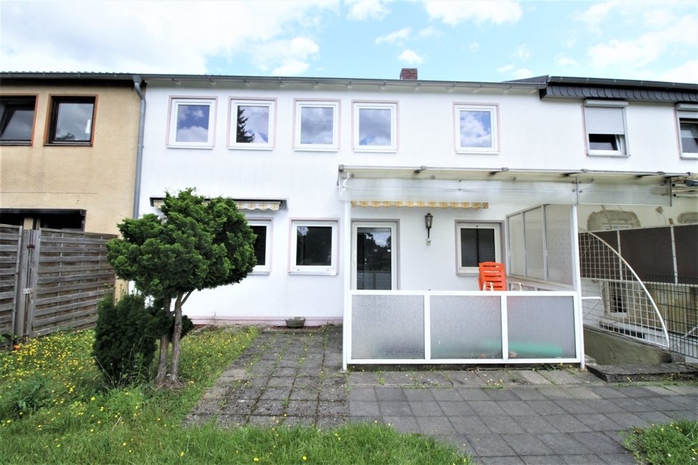 Immobilienangebot - Düsseldorf / Unterrath - Alle - Unterrath: sanierungsbedürftiges Zweifamilien-Reihenhaus mit viel Potenzial auf ca. 283m² Grundstück