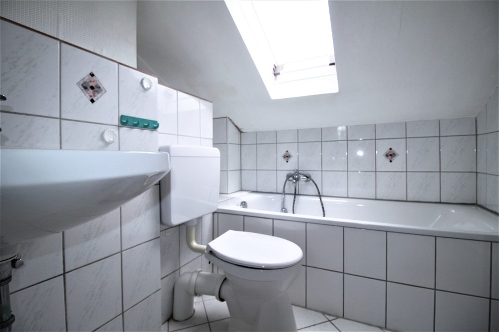 Immobilienangebot - Düsseldorf / Unterrath - Alle - Unterrath: sanierungsbedürftiges Zweifamilien-Reihenhaus mit viel Potenzial auf ca. 283m² Grundstück