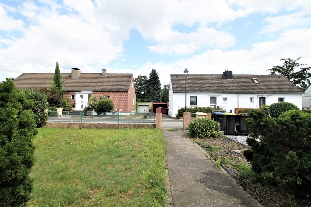 Immobilienangebot - Düsseldorf / Unterrath - Alle - Unterrath: sanierungsbedürftiges Zweifamilien-Reihenhaus mit viel Potenzial auf ca. 283m² Grundstück