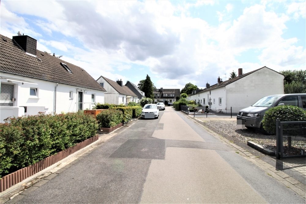 Immobilienangebot - Düsseldorf / Unterrath - Alle - Unterrath: sanierungsbedürftiges Zweifamilien-Reihenhaus mit viel Potenzial auf ca. 283m² Grundstück