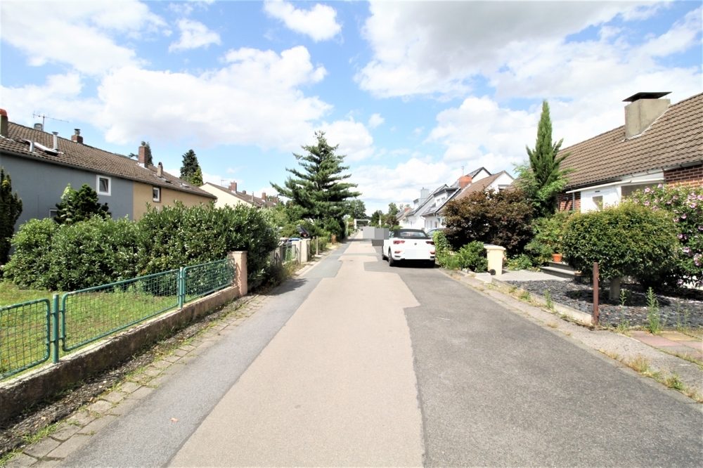 Immobilienangebot - Düsseldorf / Unterrath - Alle - Unterrath: sanierungsbedürftiges Zweifamilien-Reihenhaus mit viel Potenzial auf ca. 283m² Grundstück